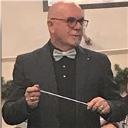 Docente di musica impartisce lezioni di musica